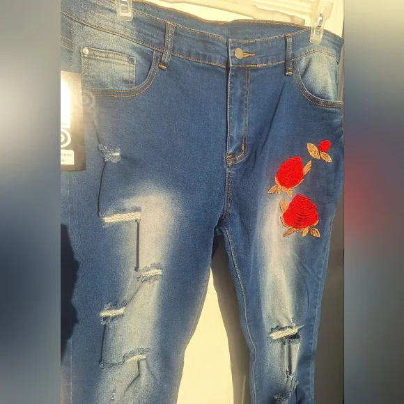 NWT OiiO Distressed Jeans With Embroidered Roses Size 38 - Picture 2 of 5